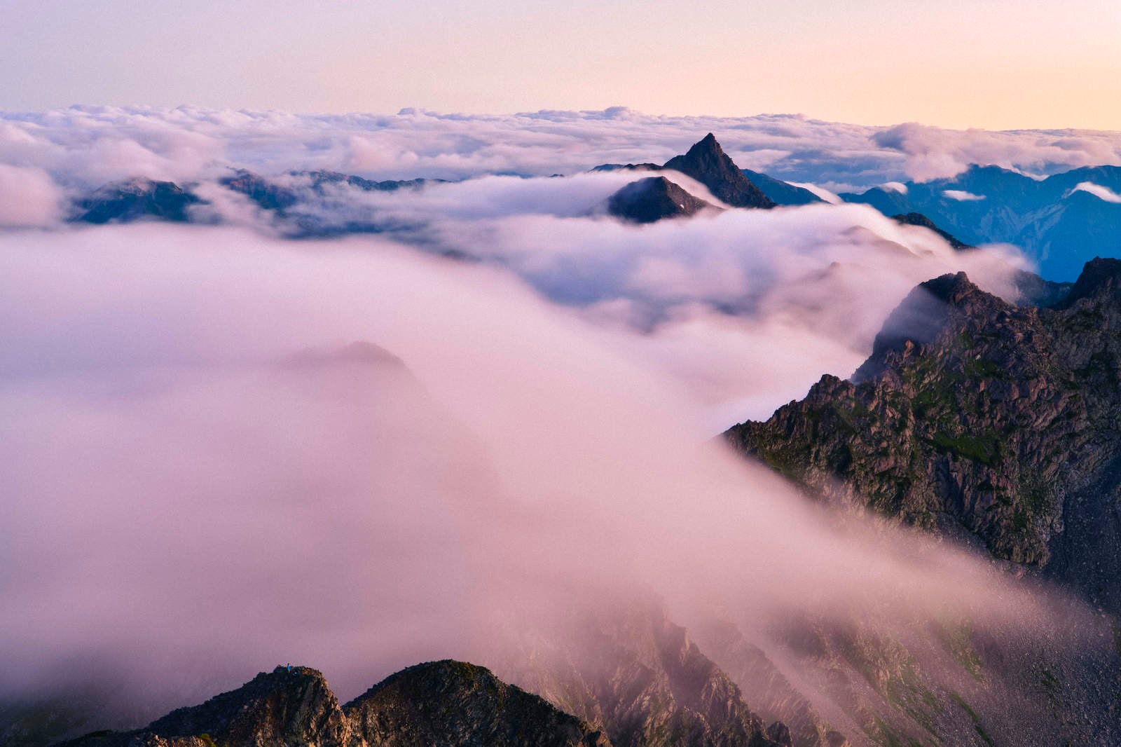 「滝雲から顔を出す槍ヶ岳」の写真