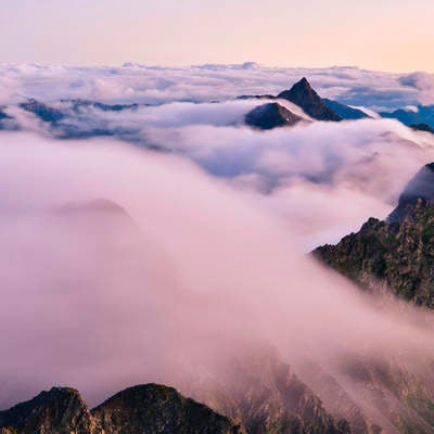 滝雲から顔を出す槍ヶ岳の写真