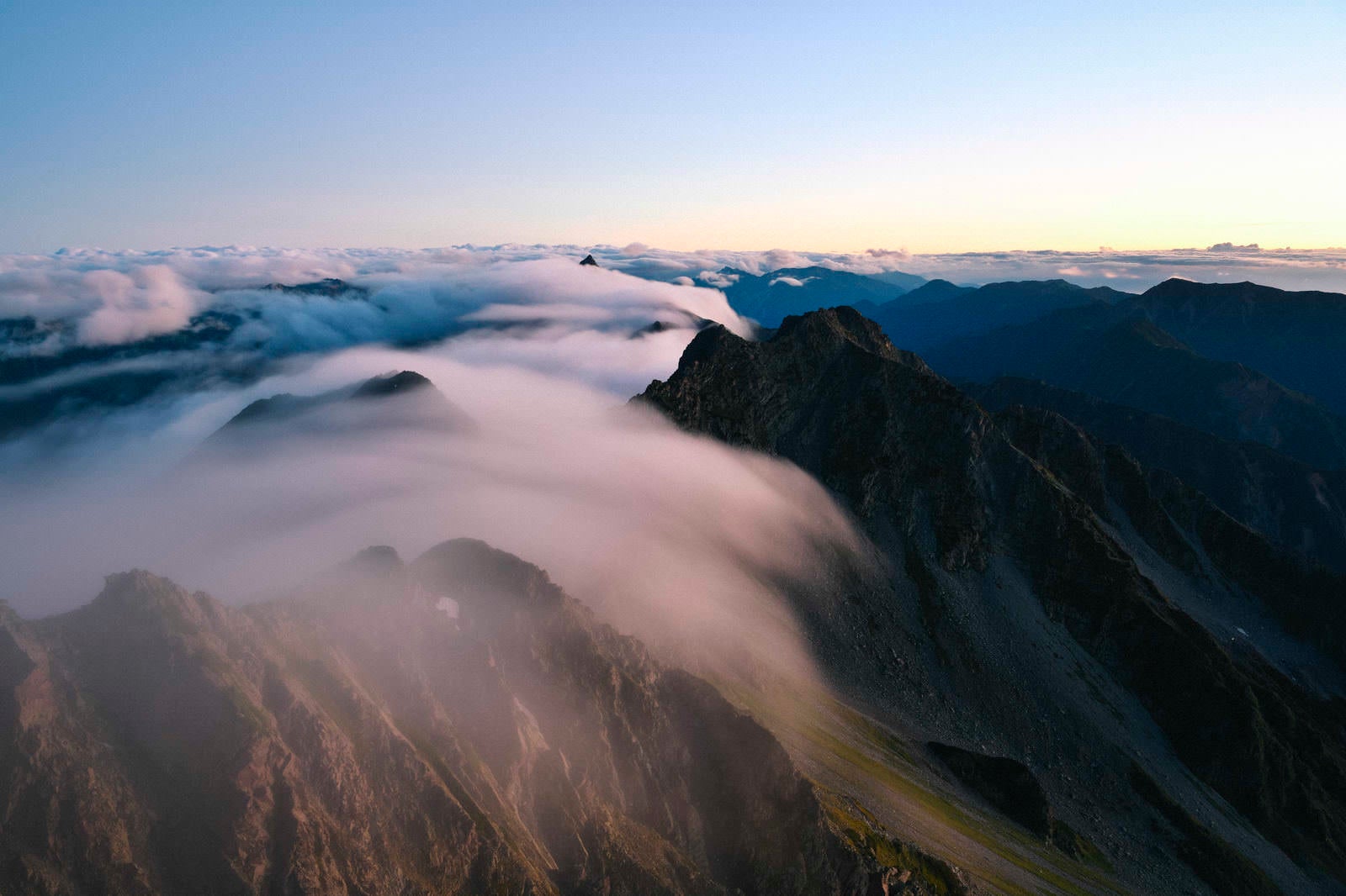 「滝雲流れる穂高連峰」の写真