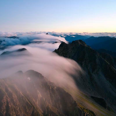滝雲流れる穂高連峰の写真