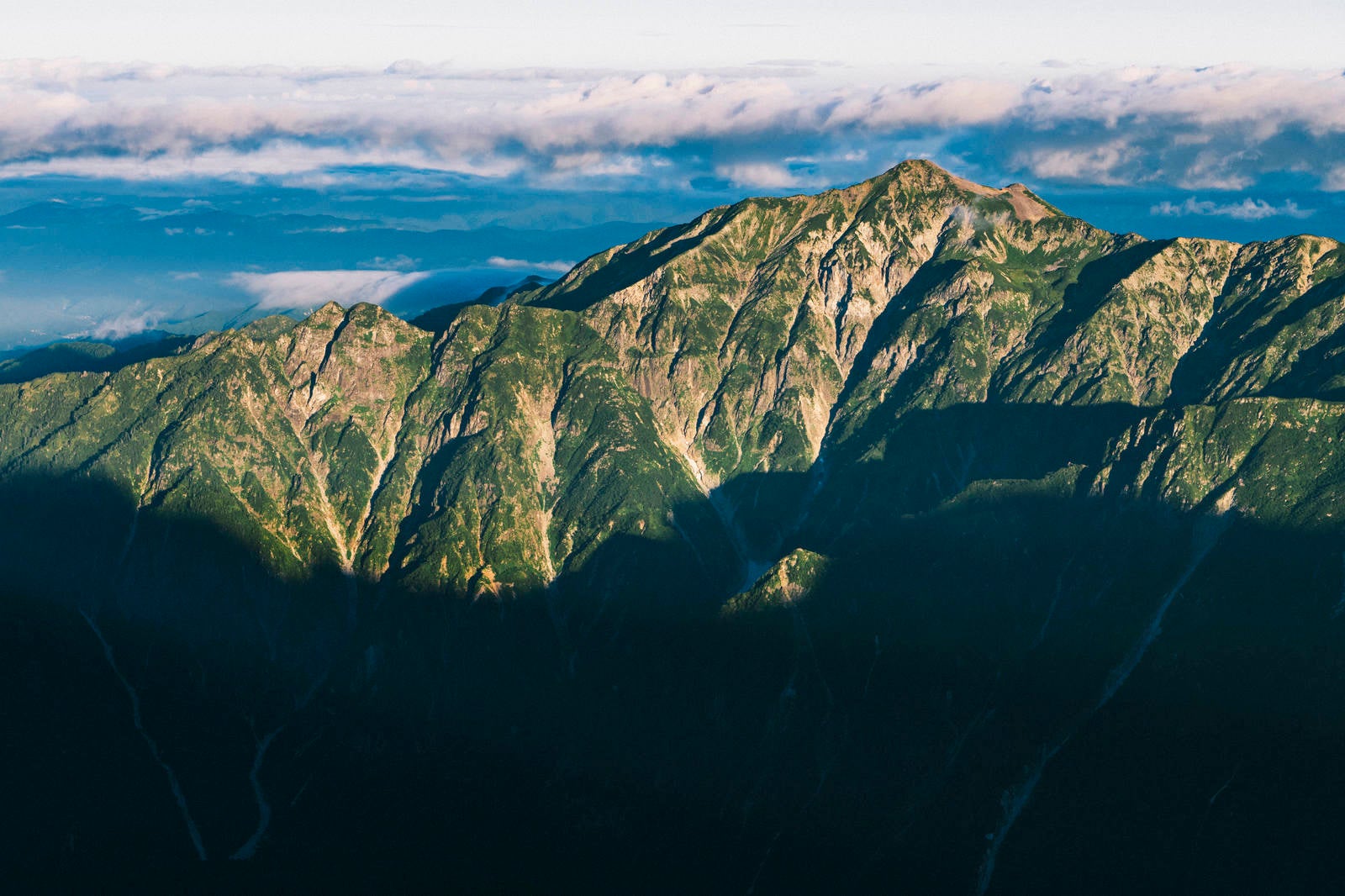 「縞模様の笠ヶ岳」の写真