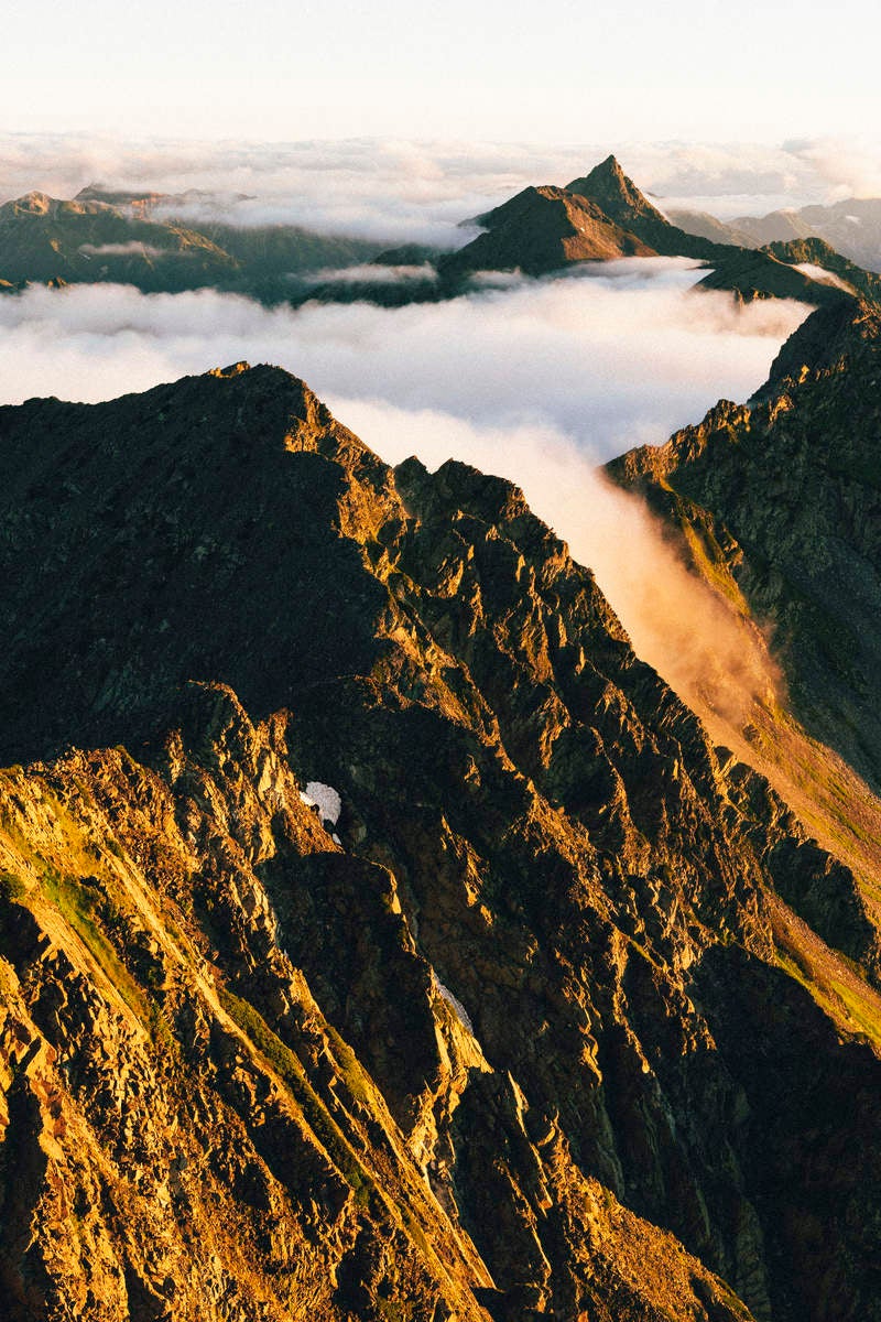 「金色に染まる穂高岳連峰」の写真