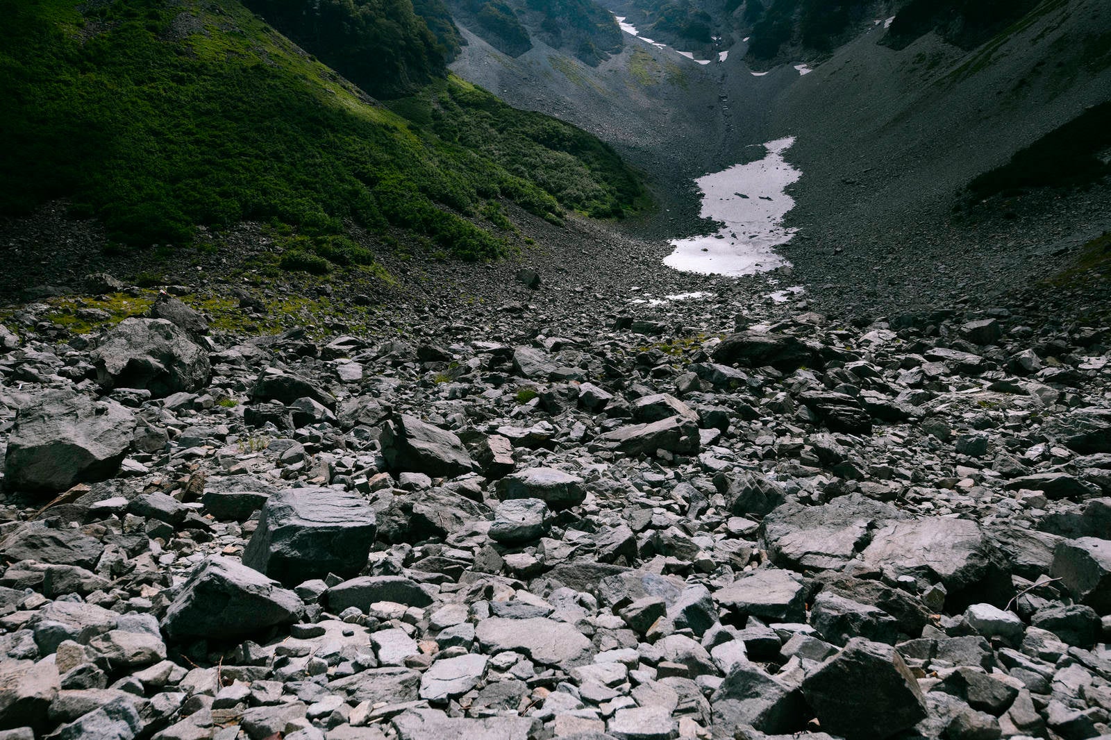 「雪渓残る涸沢カール」の写真