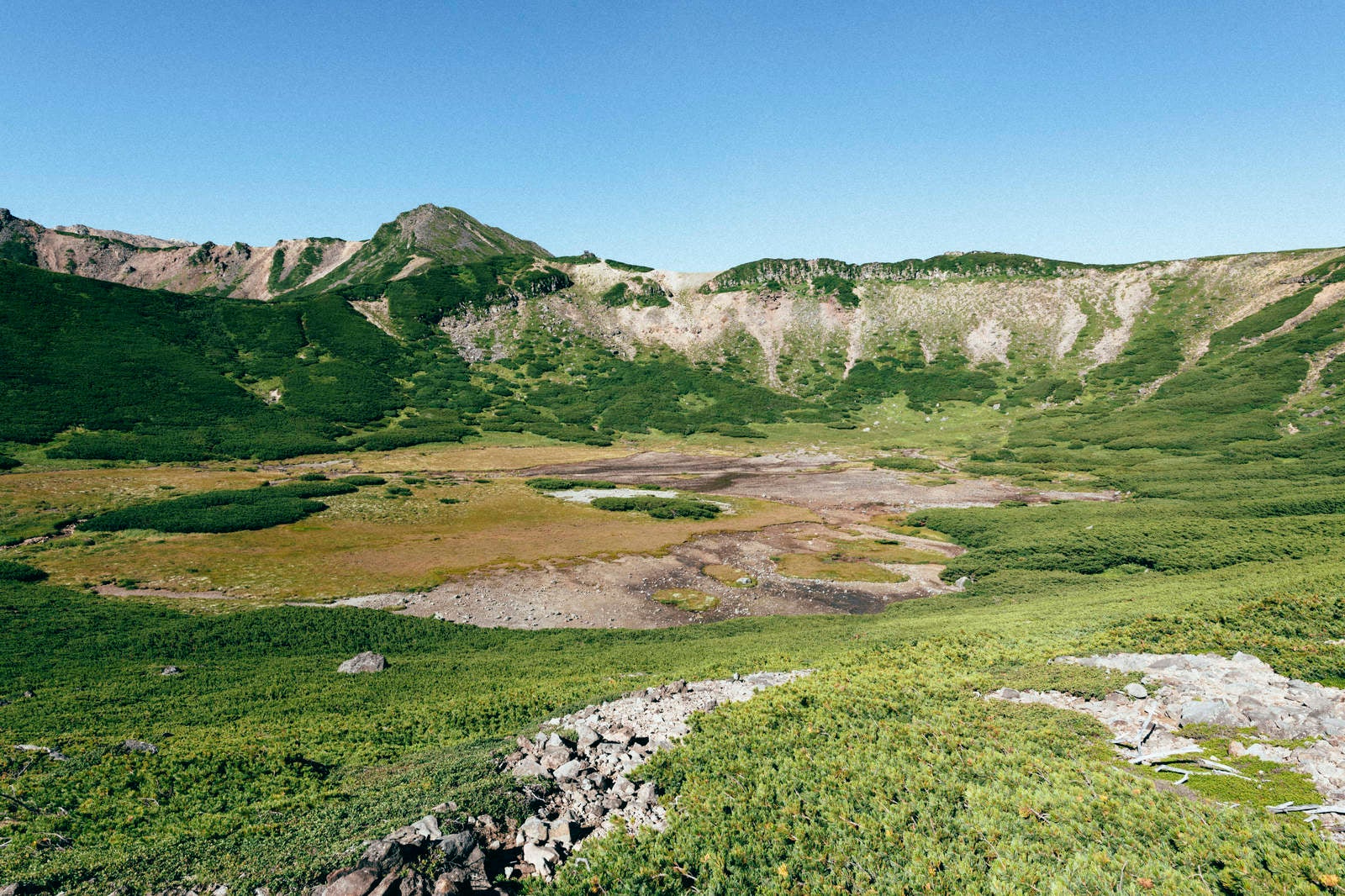 御嶽山四ノ池の火口底に広がる緑の湿地帯と火口壁