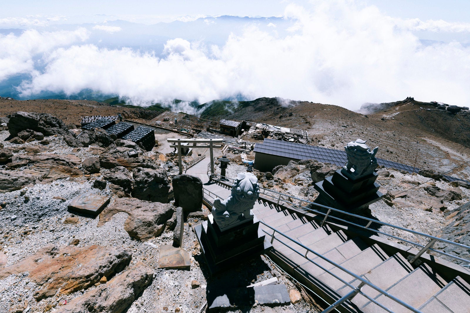 「御嶽山山頂から黒沢口方面を見下ろす」の写真