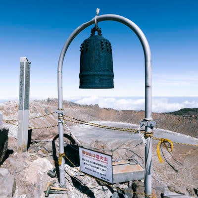 御嶽山山頂の鐘の写真
