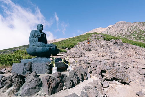 御嶽山登山道に立つ銅像の写真