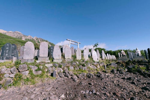 御嶽山登山道沿いに並ぶ石碑の写真