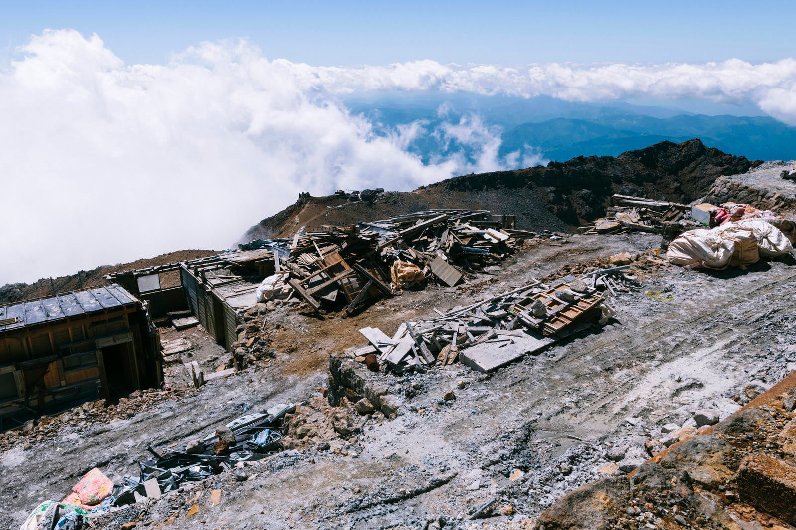 「火山で倒壊した山小屋の瓦礫」の写真