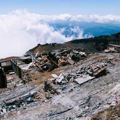 火山で倒壊した山小屋の瓦礫の写真