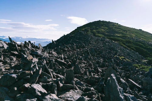 積み石があたり一面を覆う継子岳の写真