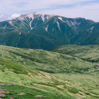 赤木平から望む薬師岳と黒部五郎岳の山並みの写真