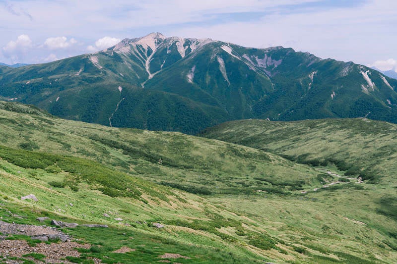 赤木平と薬師岳の写真