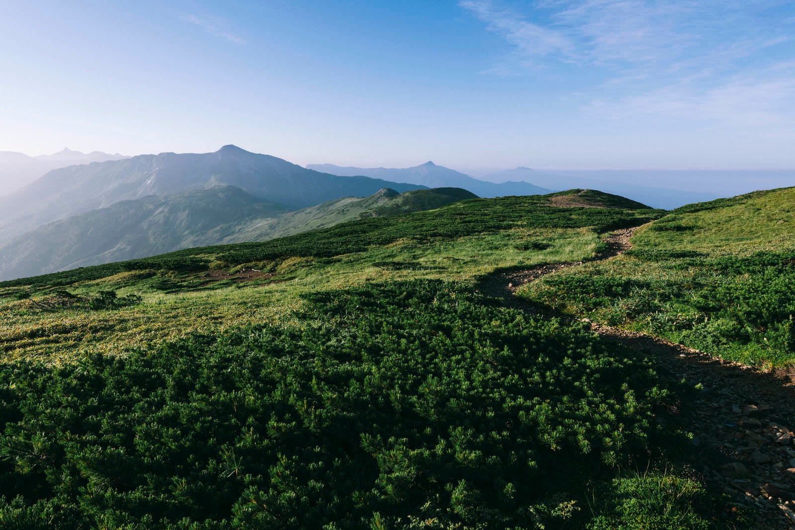 「長大な黒部五郎岳へ向かう稜線」の写真