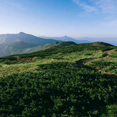 長大な黒部五郎岳へ向かう稜線の写真