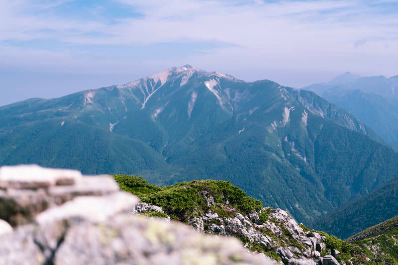 黒部五郎岳山頂から見る薬師岳の写真