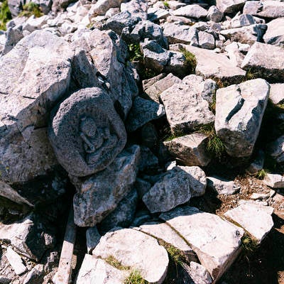 黒部五郎岳山頂の仏像の写真