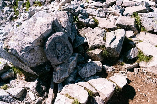 黒部五郎岳山頂の仏像の写真