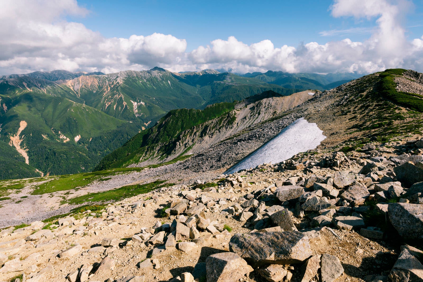 「真夏に残る雪渓とカール地形」の写真