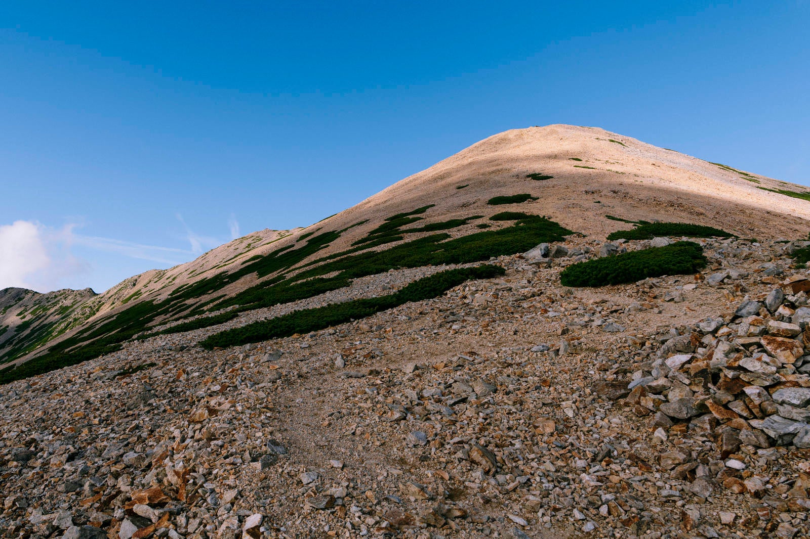 「薬師岳山頂付近の砂礫の大地」の写真
