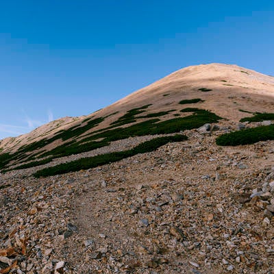 薬師岳山頂付近の砂礫の大地の写真