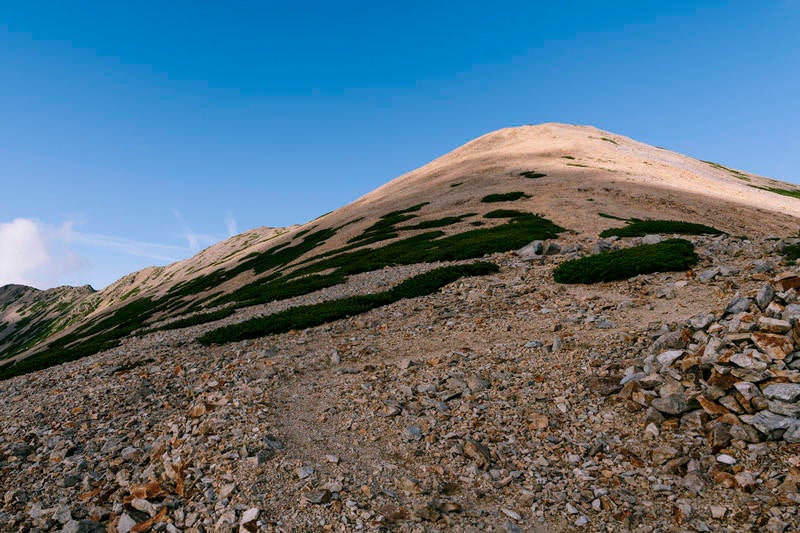 薬師岳山頂付近の砂礫の大地の写真