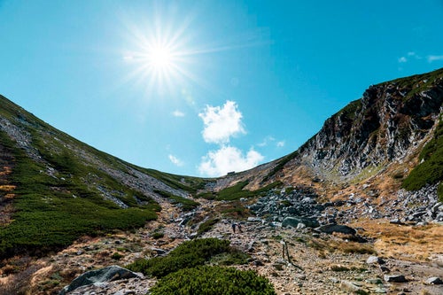 木曽駒ヶ岳の紅葉のカールと青空の写真
