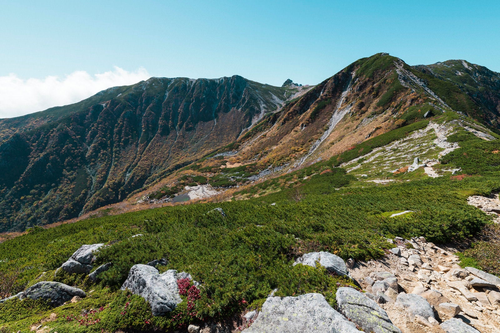 「木曽駒ヶ岳の長大なカールを眺める」の写真