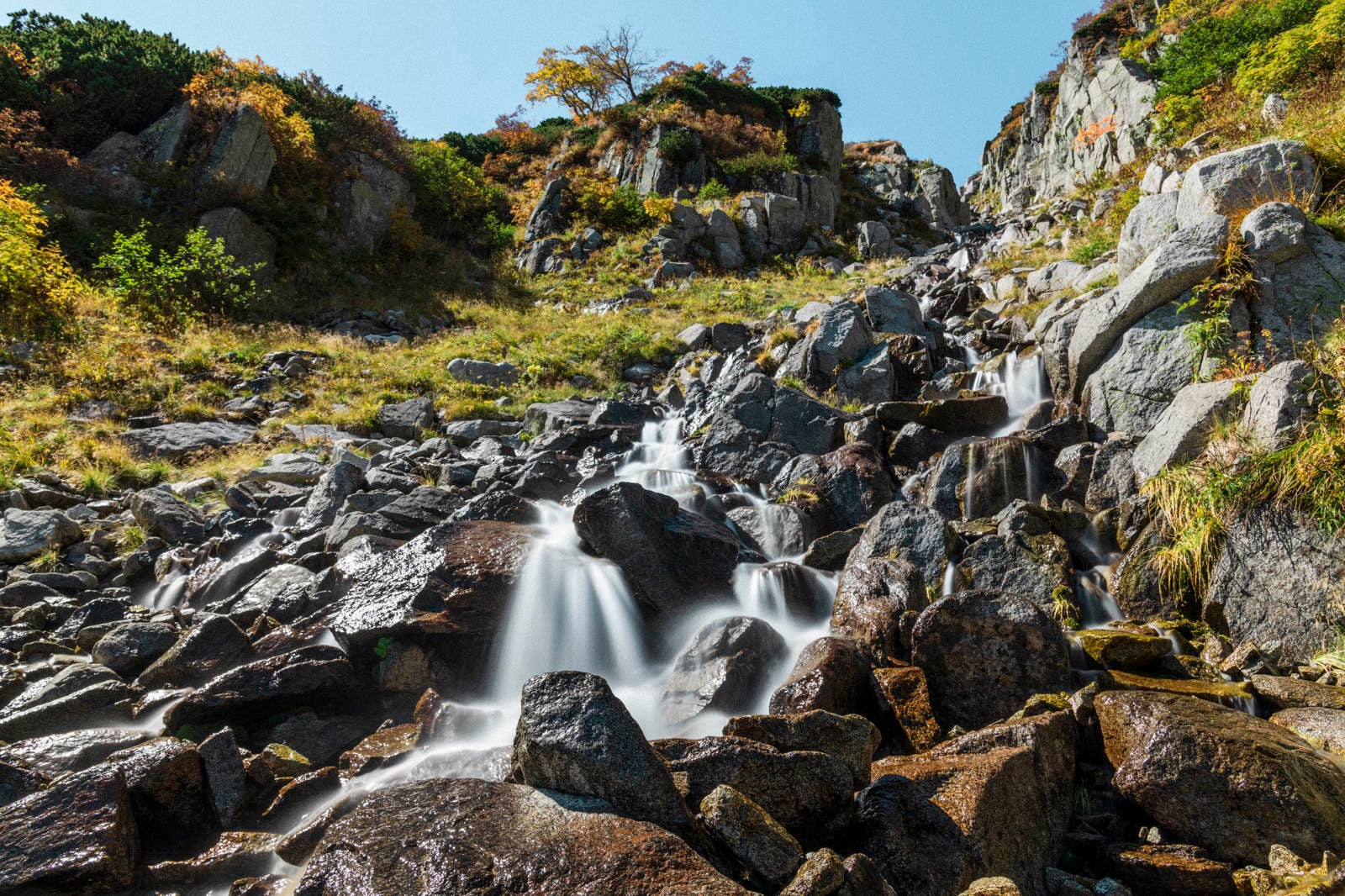 「木曽駒ヶ岳稜線から染み出る渓流」の写真