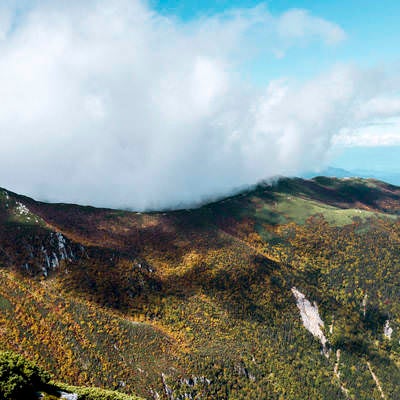 木曽駒ヶ岳稜線に覆いかぶさる雲の写真