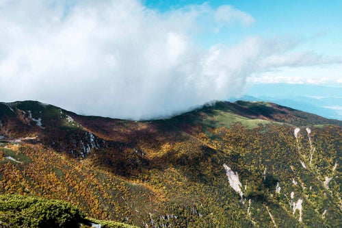 木曽駒ヶ岳稜線に覆いかぶさる雲の写真