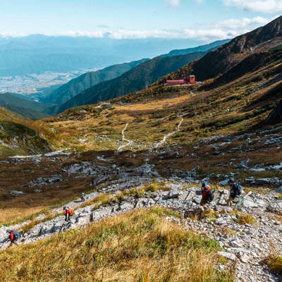 千畳敷カールを歩く登山者たちの写真