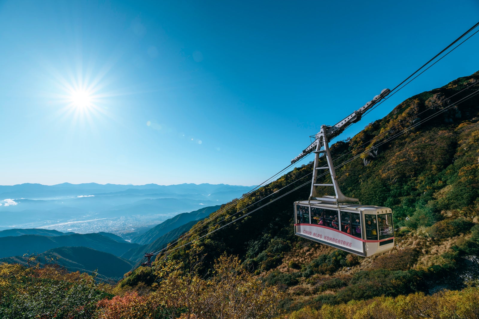 「紅葉の山を登る木曽駒ヶ岳ロープウェイ」の写真