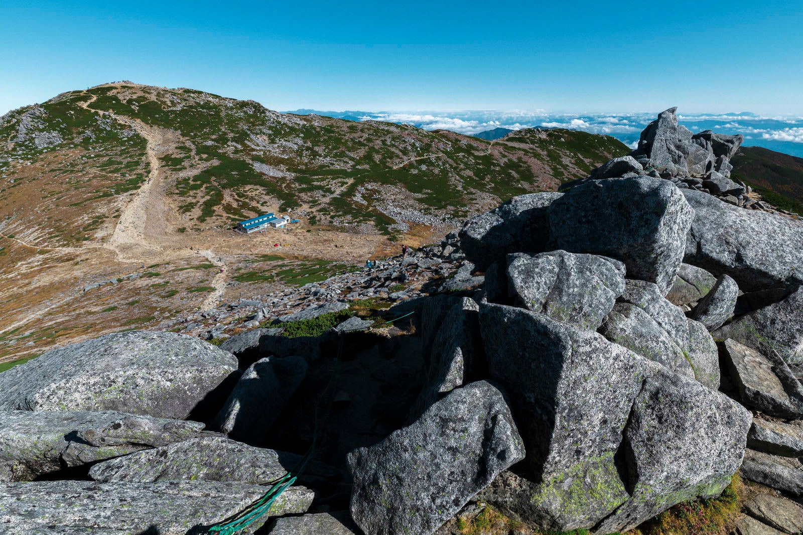 「紅葉の木曽駒ヶ岳山頂を中岳から見た景色」の写真
