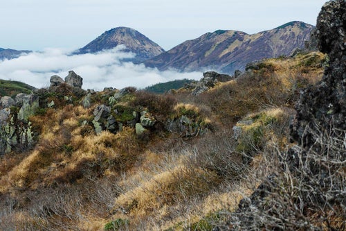 妙高山山頂から見る新潟焼山の写真