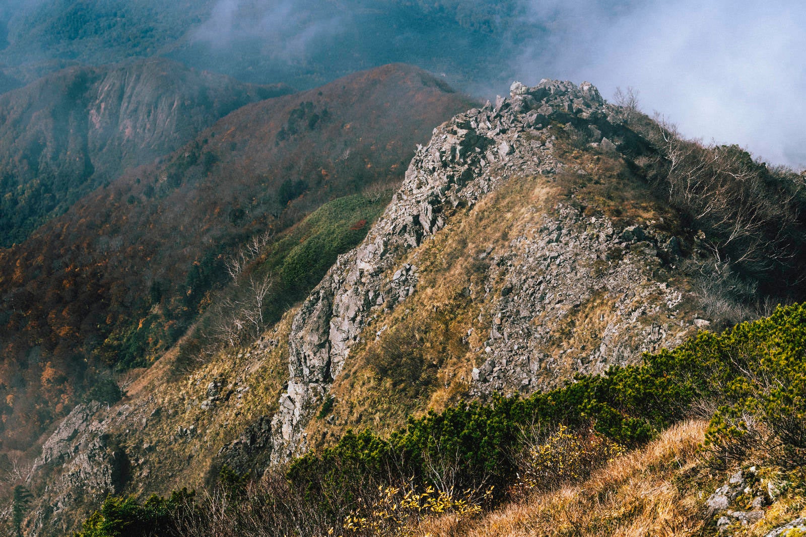 「雨飾山山頂から見下ろす岩山」の写真