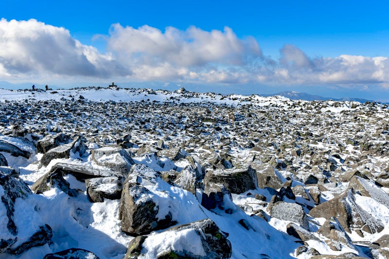岩が広がる蓼科山山頂の景色の写真