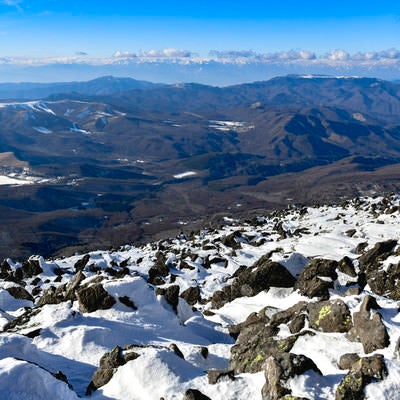 晴天の蓼科山山頂と北アルプス方面の景色の写真