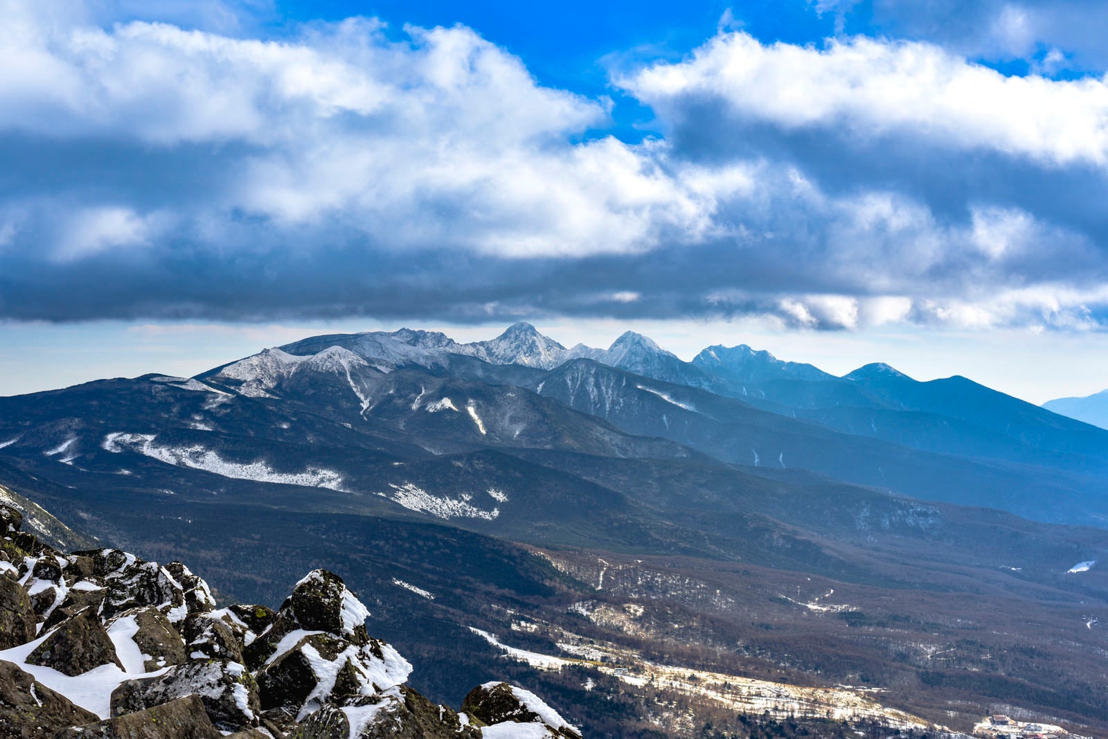 「蓼科山から見る八ヶ岳赤岳方面の景色」の写真