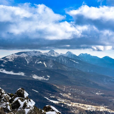 蓼科山から見る八ヶ岳赤岳方面の景色の写真