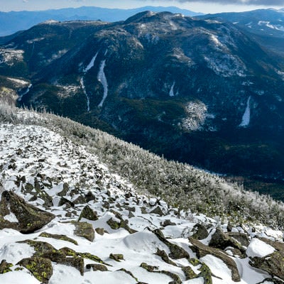 蓼科山の連なる岩と北八ヶ岳の景色の写真