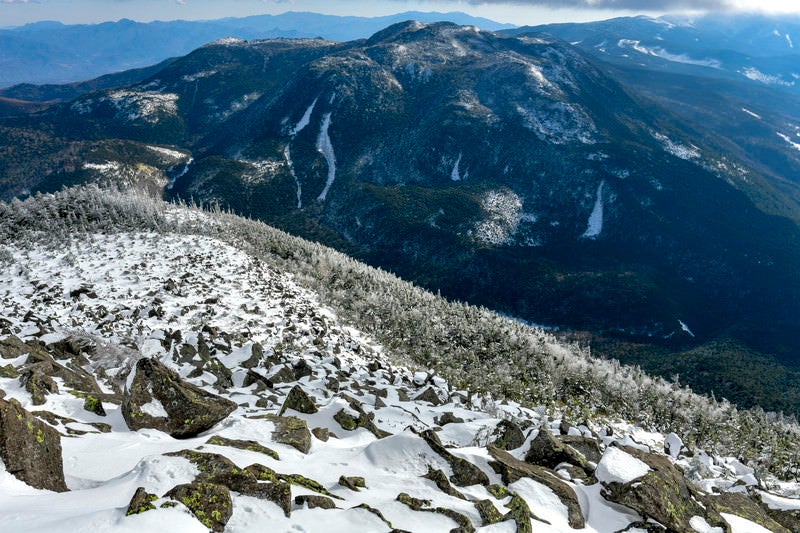 蓼科山の連なる岩と北八ヶ岳の景色の写真
