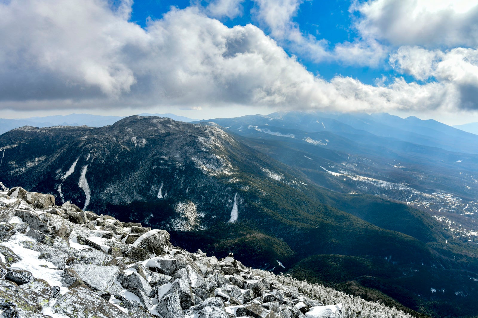 「蓼科山山頂から見る北八ヶ岳の山々」の写真