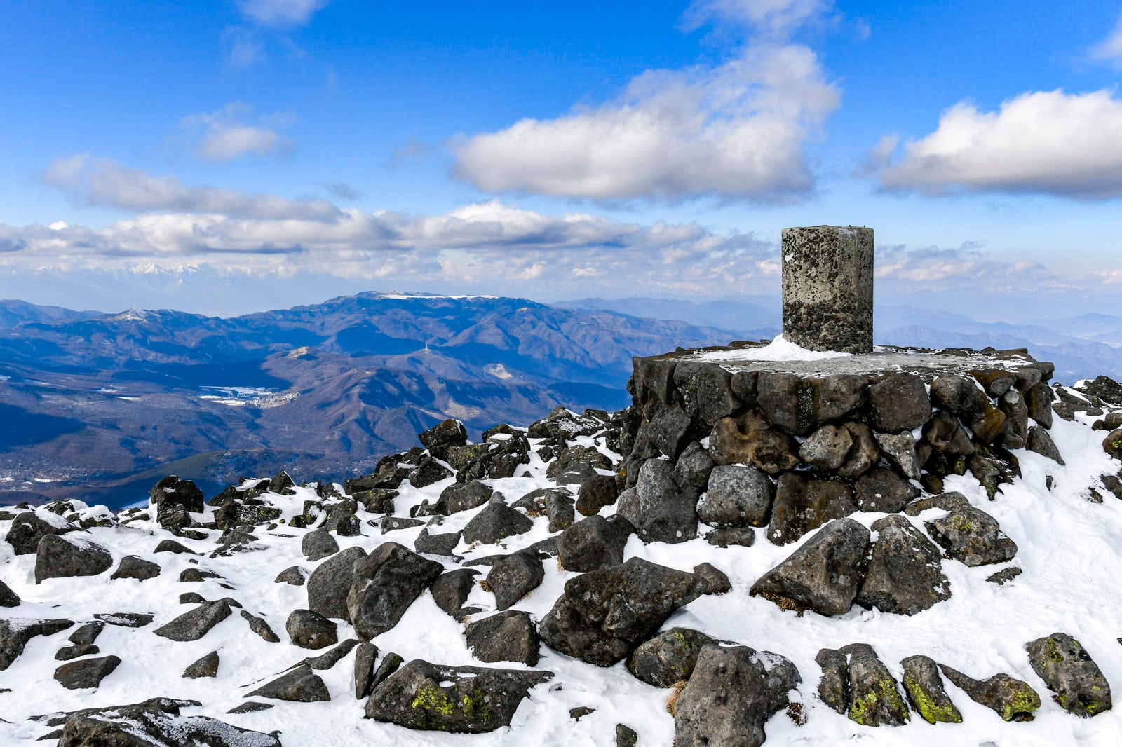 「蓼科山山頂の碑と美ヶ原方面の景色」の写真