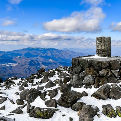 蓼科山山頂の碑と美ヶ原方面の景色の写真