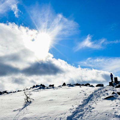 蓼科山山頂の雪原と太陽の写真
