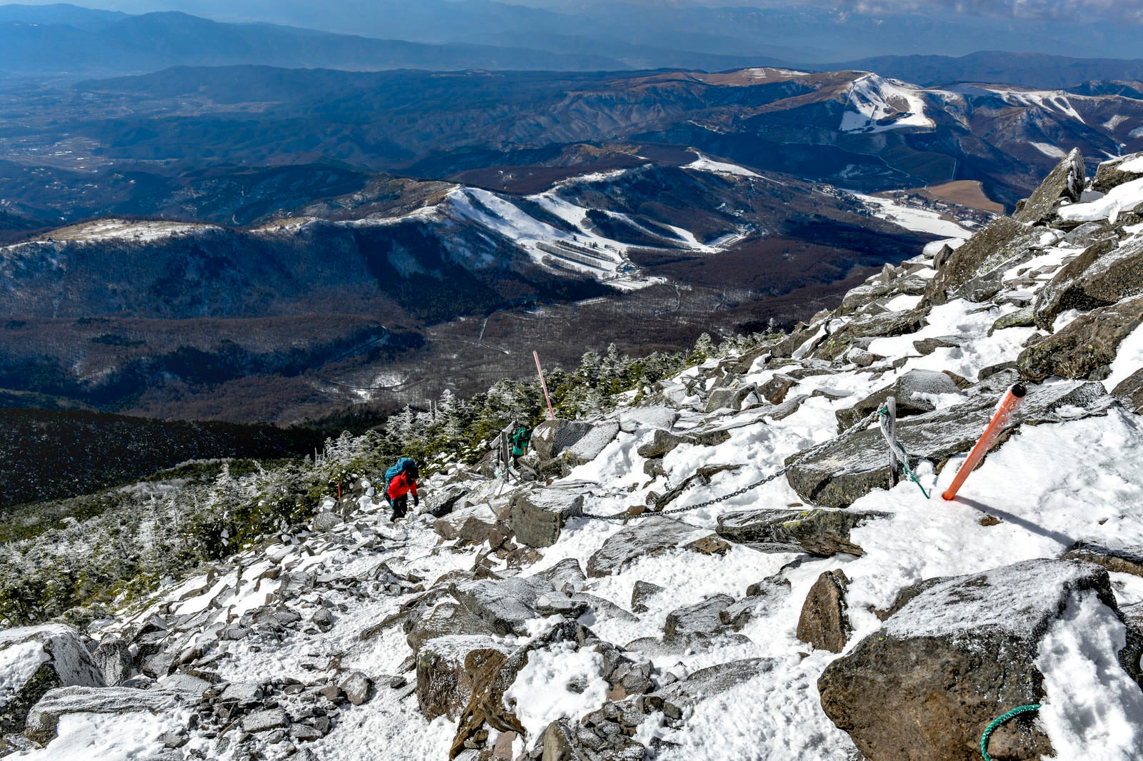 「蓼科山山頂へと登ってゆく登山者」の写真