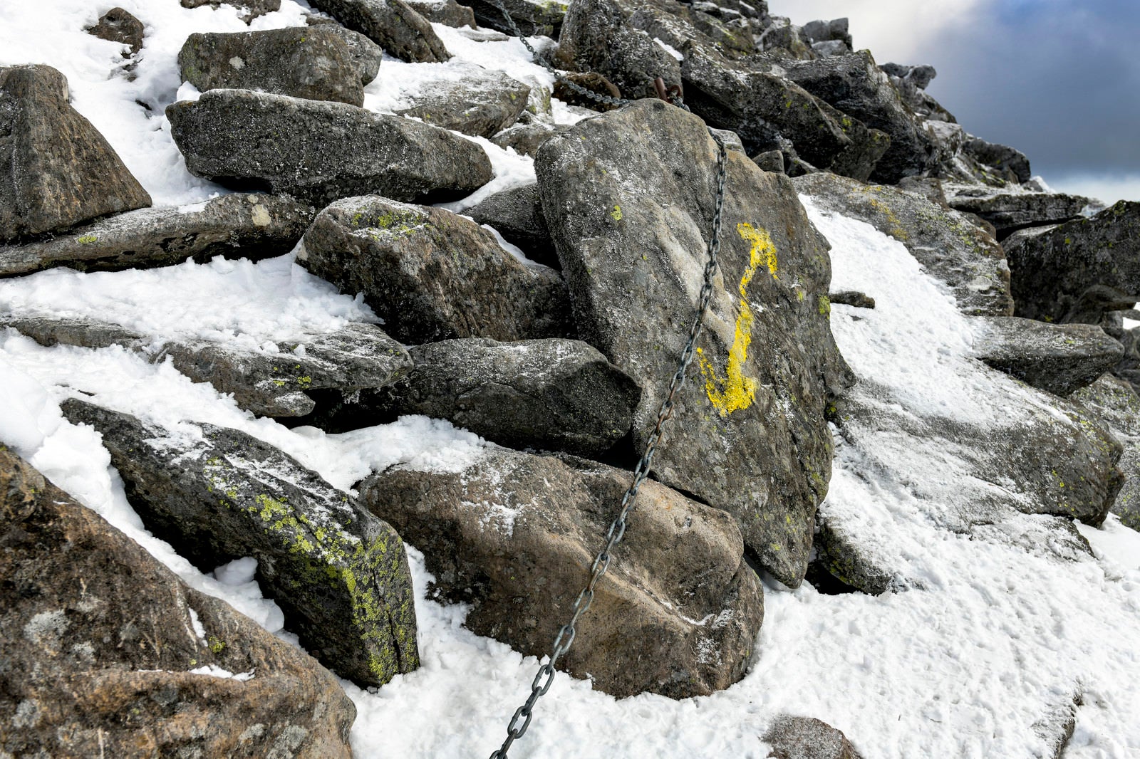 「積雪と蓼科山山頂へ向かう矢印と鎖」の写真