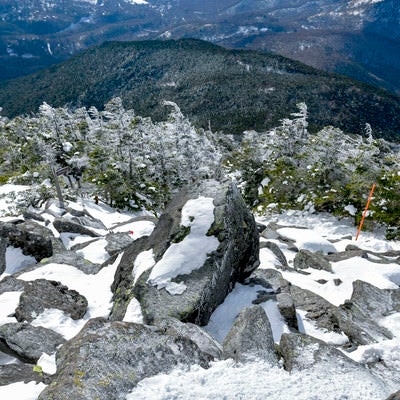 雪が積もった岩と霧氷の木々広がる蓼科山（たてしなやま）の写真