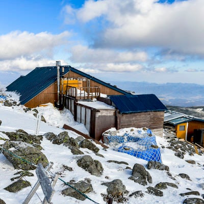 雪に包まれた蓼科山の山荘の写真